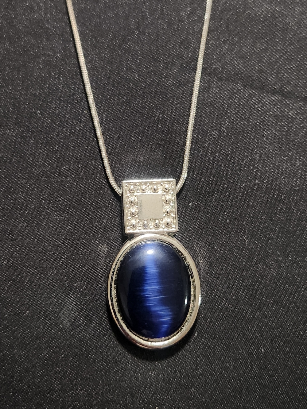 ​Vintage Silver-Tone Deep Blue Cat's Eye Pendant Necklace
